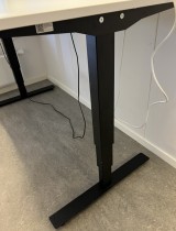 Skrivebord med elektrisk hevsenk i hvitt / sort fra EFG, 160x90cm med magebue, pent brukt