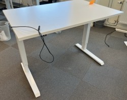 Skrivebord med elektrisk hevsenk i hvitt, 1-motors, 120x80cm, pent brukt