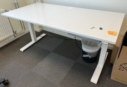 Skrivebord med elektrisk hevsenk i hvitt fra Kinnarps, P-serie, 160x80cm, pent brukt
