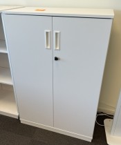 Kinnarps Space skap med slagdører i hvitt, 3 permhøyder, bredde 80cm, høyde 119cm, pent brukt
