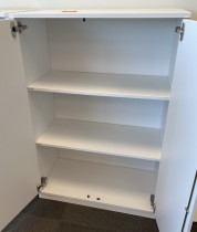 Kinnarps Space skap med slagdører i hvitt, 3 permhøyder, bredde 80cm, høyde 119cm, pent brukt