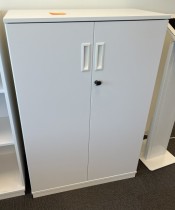 Kinnarps Space skap med slagdører i hvitt, 3 permhøyder, bredde 80cm, høyde 119cm, pent brukt