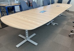 Kinnarps Oberon konferansebord / møtebord i lys eik laminat / grått understell, 440x120cm passer 14-16 personer, pent brukt