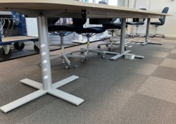 Kinnarps Oberon konferansebord / møtebord i lys eik laminat / grått understell, 440x120cm passer 14-16 personer, pent brukt