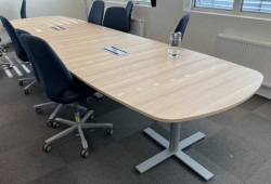 Kinnarps Oberon konferansebord / møtebord i lys eik laminat / grått understell, 440x120cm passer 14-16 personer, pent brukt