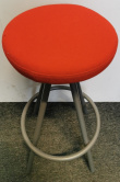 Barkrakk / barstol i rødt stoff / - 2 / 2
