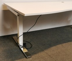Stort skrivebord med elektrisk hevsenk i hvitt med krom fot fra SA Möbler, 200x100cm med magebue, pent brukt