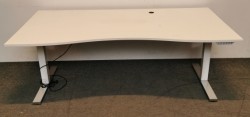Stort skrivebord med elektrisk hevsenk i hvitt med krom fot fra SA Möbler, 200x100cm med magebue, pent brukt