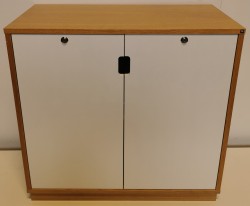 Skap i Eikefiner fra Holmris, bredde 80cm, høyde 77cm, pent brukt