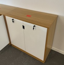 Skap i Eikefiner fra Holmris, bredde 80cm, høyde 77cm, pent brukt