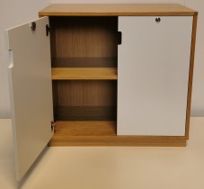 Skap i Eikefiner fra Holmris, bredde 80cm, høyde 77cm, pent brukt