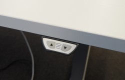 Skrivebord med elektrisk hevsenk i hvitt / grå fra EFG, 140x80cm, pent brukt understell med ny plate uten kabelgjennomføring