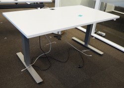 Skrivebord med elektrisk hevsenk i hvitt / grå fra EFG, 140x80cm, pent brukt understell med ny plate uten kabelgjennomføring