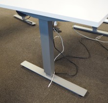 Skrivebord med elektrisk hevsenk i hvitt / grå fra EFG, 140x80cm, pent brukt understell med ny plate uten kabelgjennomføring