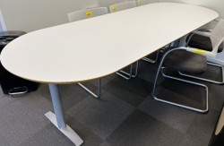 Kompakt møtebord fra Svenheim i hvitt / grått, 250x90cm, passer 8-10 personer, brukt