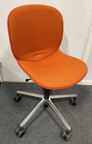 Konferansestol på hjul fra RBM, modell NOOR i rødt med orange sete, pent brukt