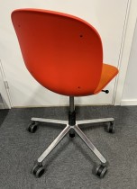 Konferansestol på hjul fra RBM, modell NOOR i rødt med orange sete, pent brukt