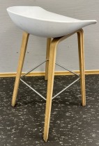 Barkrakk / barstol Hay About a stool i hvitt / eik, sittehøyde 75cm, pent brukt