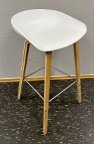 Barkrakk / barstol Hay About a stool i hvitt / eik, sittehøyde 75cm, pent brukt