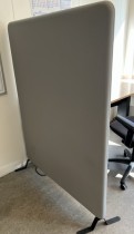 Skillevegg i grått fra Abstracta, 160cm høyde, 120cm bredde, pent brukt