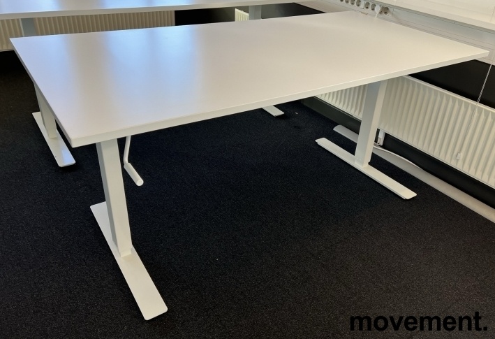 Solgt!Skrivebord med manuell hevsenk i - 1 / 2