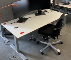 Skrivebord med elektrisk hevsenk i hvitt / grått fra Holmris, 160x80cm, med hull til lampe, pent brukt