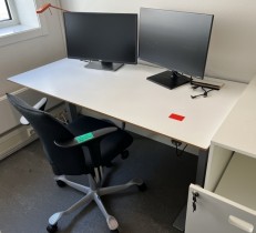 Skrivebord med elektrisk hevsenk i hvitt / grått fra Holmris, 160x80cm, med hull til lampe, pent brukt