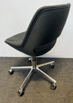Konferansestol på hjul fra Martela, Kilta Mini med grønnmelert stoff / krom, Design: Olli Mannermaa, pent brukt
