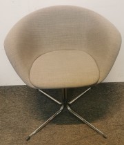 Konferansestol / besøksstol fra Arper, modell Duna 02, lyst grått stoff, ben i krom, design: Lievore Altherr Molina, pent brukt