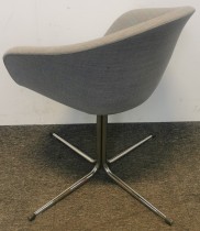 Konferansestol / besøksstol fra Arper, modell Duna 02, lyst grått stoff, ben i krom, design: Lievore Altherr Molina, pent brukt