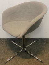 Konferansestol / besøksstol fra Arper, modell Duna 02, lyst grått stoff, ben i krom, design: Lievore Altherr Molina, pent brukt