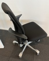 Håg H05 5500 kontorstol i sort stoff, høy rygg og armlener, grått kryss, pent brukt