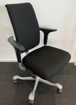 Håg H05 5500 kontorstol i sort stoff, høy rygg og armlener, grått kryss, pent brukt