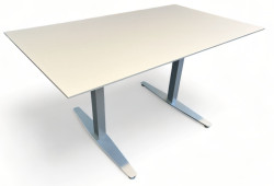 Kompakt møtebord / konferansebord i lys grå / grå fra Duba B8, 140x80cm, passer 4 personer, pent brukt