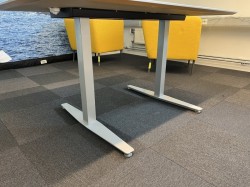 Kompakt møtebord / konferansebord i lys grå / grå fra Duba B8, 140x80cm, passer 4 personer, pent brukt