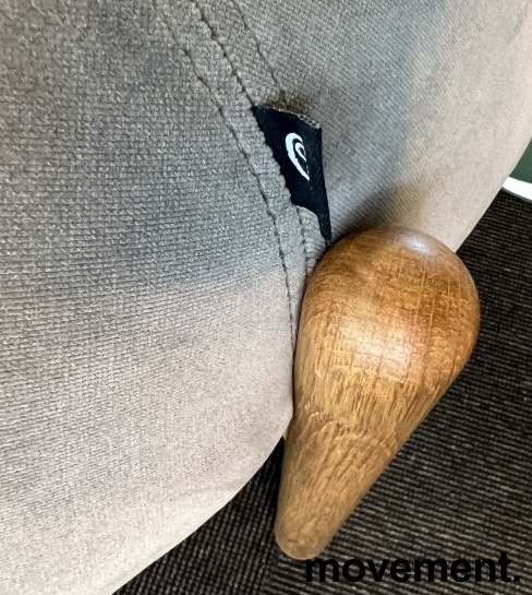 Solgt!Puff i grå velour / eik fra - 2 / 2