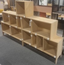 Designhylle fra Muuto, Stacked serie i ask finer, 11 moduler og 2 bensokler, pent brukt