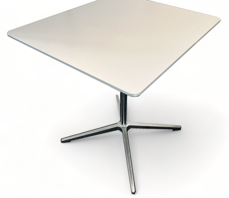 Lite møtebord / kafebord i lys grå