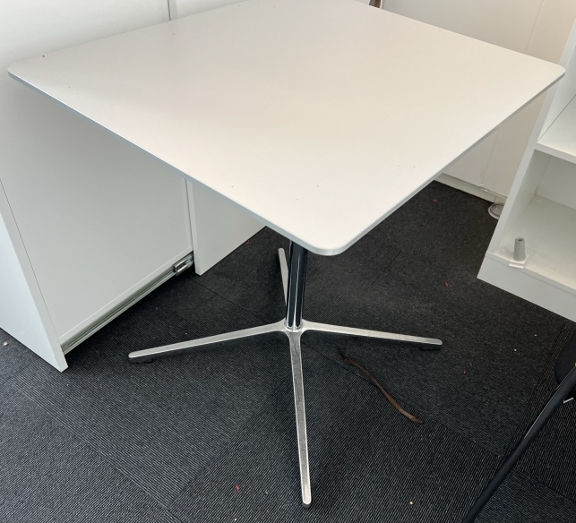 Lite møtebord / kafebord i lys grå