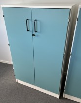 Skap med dører fra Edsbyn, hvitt skrog / turkis dør, 3 permhøyder, bredde 80cm, høyde 130cm, pent brukt