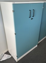Skap med dører fra Edsbyn, hvitt skrog / turkis dør, 3 permhøyder, bredde 80cm, høyde 130cm, pent brukt