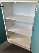 Skap med dører fra Edsbyn, hvitt skrog / turkis dør, 3 permhøyder, bredde 80cm, høyde 130cm, pent brukt