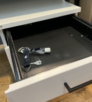 Skuffseksjon på hjul i hvitt fra EFG, 3 skuffer, 43cm bredde, 62cm dybde, 52cm høyde, pent brukt