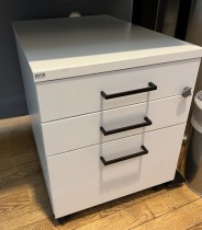 Skuffseksjon på hjul i hvitt fra EFG, 3 skuffer, 43cm bredde, 62cm dybde, 52cm høyde, pent brukt