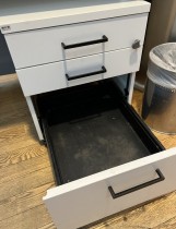 Skuffseksjon på hjul i hvitt fra EFG, 3 skuffer, 43cm bredde, 62cm dybde, 52cm høyde, pent brukt