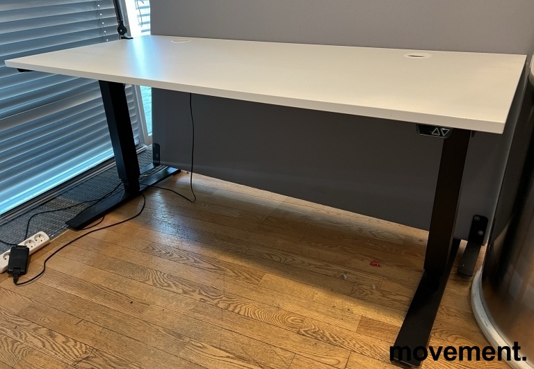 Solgt!Skrivebord med elektrisk hevsenk i - 1 / 3