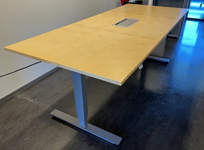 Møtebord med elektrisk hevsenk i