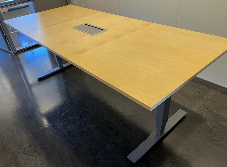 Møtebord med elektrisk hevsenk i