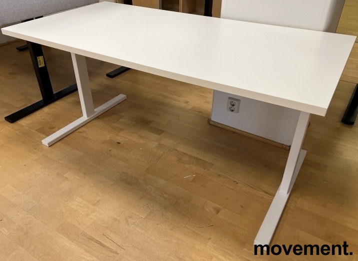 Solgt!Skrivebord i hvitt fra Narbutas, - 1 / 2