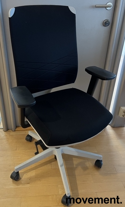 Solgt!Kontorstol i sort stoff / hvit fra - 1 / 3